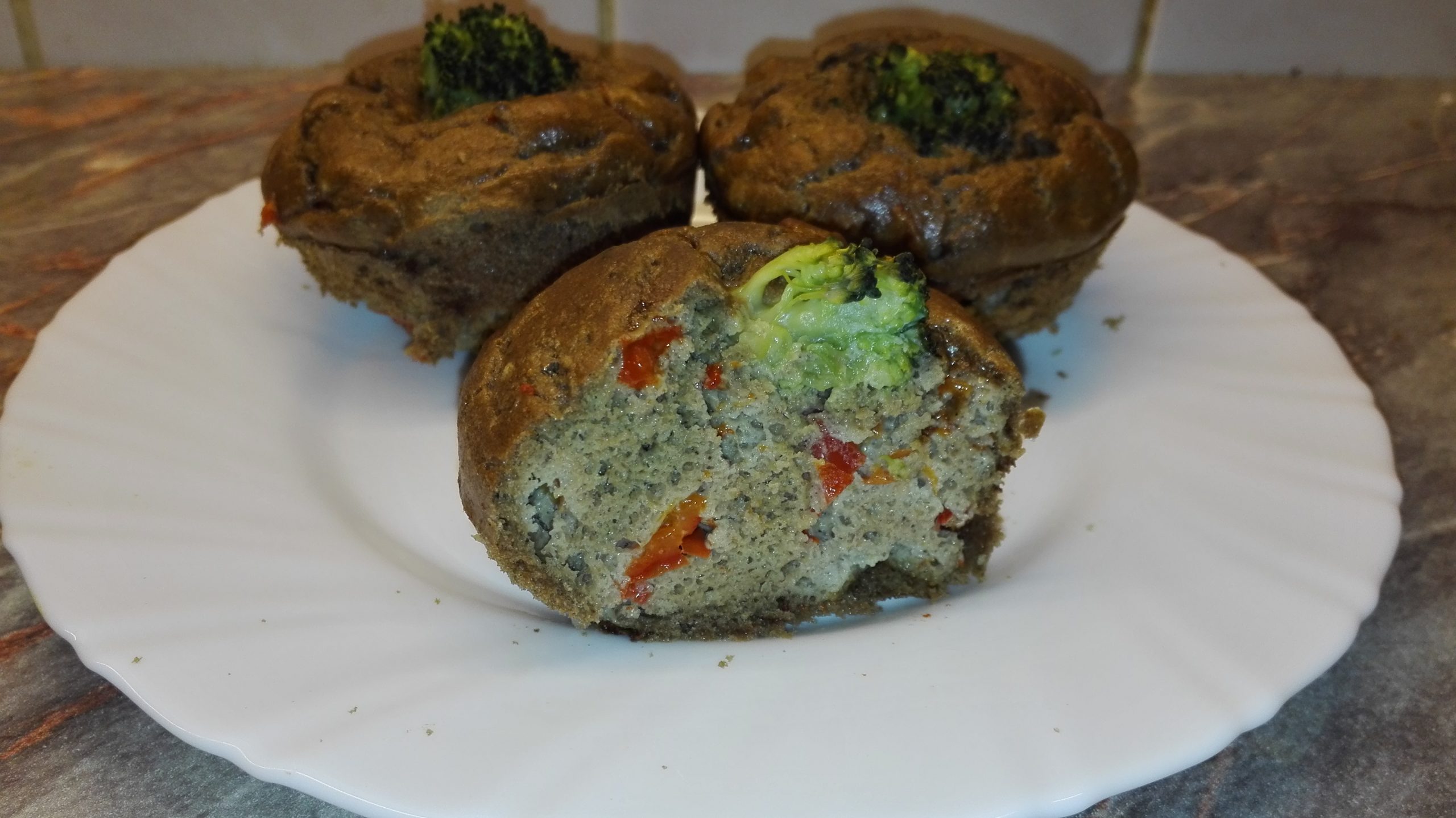 Brokkolis paprikás muffin