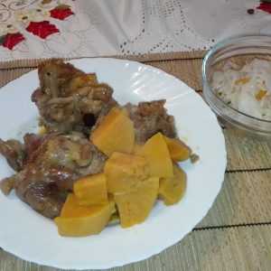 KÖRÖMPÖRKÖLT ÉDESBURGONYÁVAL, CSALAMÁDÉVAL körömpörkölt